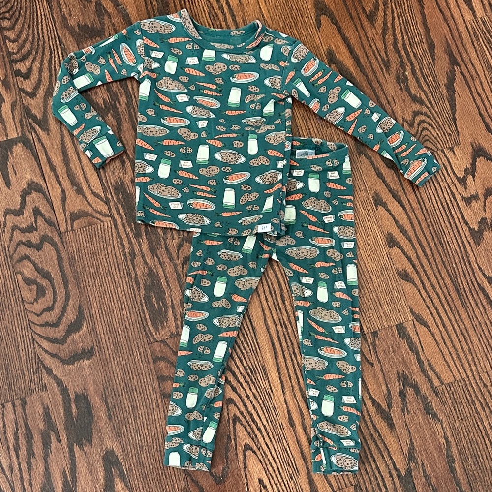 GAP Kids green Pajama Set with Milk and Cookies Print